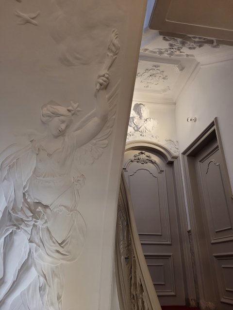 Restauratie lekkage stucwerk ornamenten verf verwijderen riet drager vertinnen raaplaag pleisteren lijsten trekken conservering Lodewijk XIV XVI