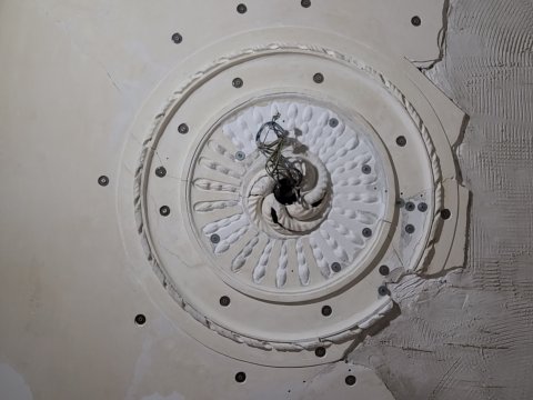 Restauratie lekkage stucwerk ornamenten verf verwijderen riet drager vertinnen raaplaag pleisteren lijsten trekken conservering Lodewijk XIV XVI
