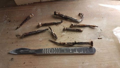 roest verwijderen nagels spijkers schade uitzetting volume toename losdrukken wand stucwerk conservering restauratie herstel