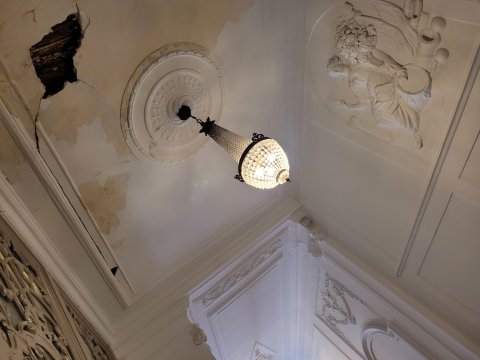 Restauratie lekkage stucwerk ornamenten verf verwijderen riet drager vertinnen raaplaag pleisteren lijsten trekken conservering Lodewijk XIV XVI