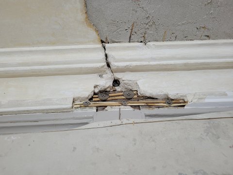 Restauratie lekkage stucwerk ornamenten verf verwijderen riet drager vertinnen raaplaag pleisteren lijsten trekken conservering Lodewijk XIV XVI